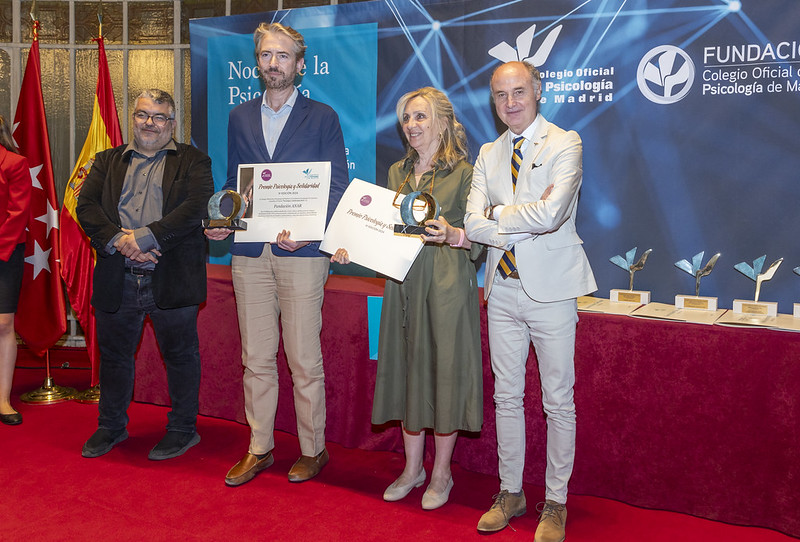 Foto de familia galardonados IX Premio Psicología y Solidaridad Fundación Manantial y Fundación ANAR junto con organizadores (Fundación Psicología sin Fronteras y Colegio Oficial Psicología de Madrid).