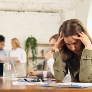 Impacto psicológico en víctimas del acoso sexual en el entorno laboral.