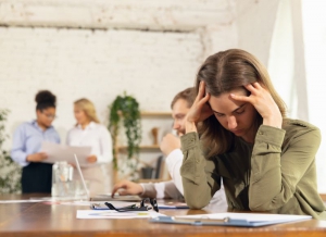 Impacto psicológico en víctimas del acoso sexual en el entorno laboral.