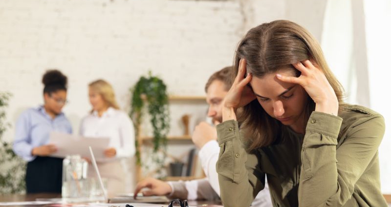 Impacto psicológico en víctimas del acoso sexual en el entorno laboral.