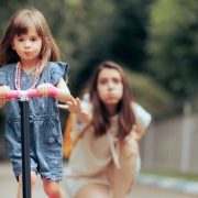 La sobreprotección y su impacto en el desarrollo emocional infantil.