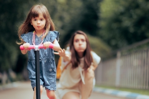 La sobreprotección y su impacto en el desarrollo emocional infantil.